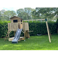 Speeltoestel Stokstaart met glijbaan, klimwand, ladder, schommelaanbouw, schommelzitjes en zandbak