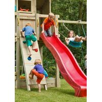 Klimwand aan speelhuisje