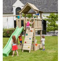 Klimwand aan speelhuisje